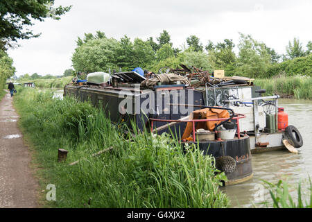 Bateaux étroits sur le Kennet & Avon Canal dans le Wiltshire, England, UK Banque D'Images