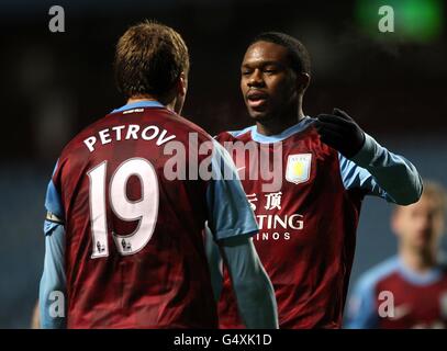 Football - Barclays Premier League - Aston Villa / Queens Park Rangers - Villa Park.Charles n'Zogbia (à droite) d'Aston Villa célèbre avec son coéquipier Stiliyan Petrov après avoir marquant le deuxième but de son équipe Banque D'Images