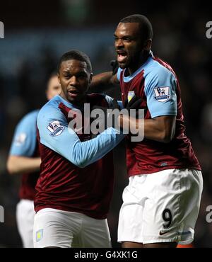 Football - Barclays Premier League - Aston Villa / Queens Park Rangers - Villa Park.Charles n'Zogbia (à gauche) d'Aston Villa célèbre avec son coéquipier Darren Bent après avoir marquant le deuxième but de son équipe Banque D'Images