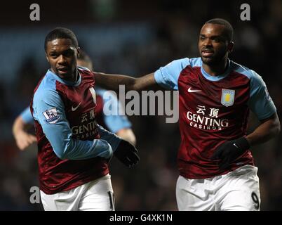 Charles n'Zogbia (à gauche) de Aston Villa célèbre avec son coéquipier Darren Courbé après avoir marquant le deuxième but de son équipe Banque D'Images