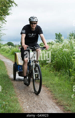 Bateaux étroits sur le Kennet & Avon Canal dans le Wiltshire, England, UK Banque D'Images