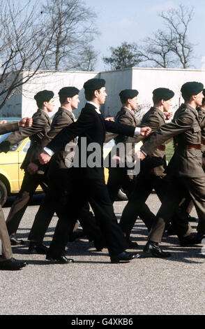 Le prince Andrew (plus tard le duc de York) dans son uniforme de midman de la Royal Navy, qui marcha avec les officiers de la Marine royale à Lympstone, Devon, quand tous ont reçu le prix vert convoité de Beret après avoir terminé un cours de commando de dix jours éprouvant. Banque D'Images