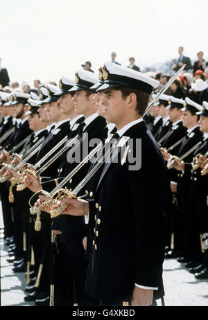 Le prince Andrew (plus tard le duc de York) a reçu l'uniforme d'un sage-navire du Britannia Royal Naval College de Dartmouth, à Devon, lorsqu'il est décédé après avoir suivi un cours de formation de sept mois. Banque D'Images