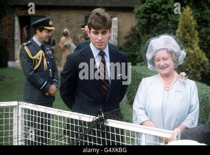 La Reine mère avec le prince Andrew (plus tard le duc de York) lors de sa visite à la RAF Leeming dans le North Yorkshire, alors qu'il était en cours à la gare. Banque D'Images