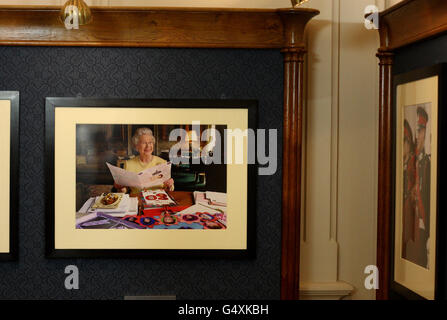 Le conservateur de la Collection royale David Westwood porte une photographie de l'Association de la presse prise en 2006 par la Reine qui lit ses 80e cartes d'anniversaire, faisant partie de la Reine : 60 photographies pour 60 ans d'exposition au château de Windsor. Banque D'Images