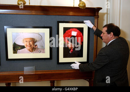 Le conservateur de la Collection royale David Westwood porte une photographie de l'Association de la presse prise en 2001 par la Reine pour assister au Service du jour du souvenir à Whitehall, une partie de la Reine : 60 photographies pour 60 ans d'exposition au château de Windsor. Banque D'Images