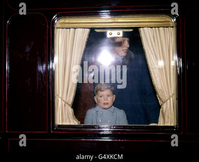 Le prince Andrew, plus tard le duc de York, quitte la gare de Liverpool Street Station, Londres, avec la princesse Anne en train pour Sandringham pour passer Noël avec la famille royale. Banque D'Images