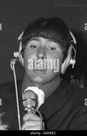 Le chanteur Reg Presley pendant une séance d'enregistrement à Londres avec son groupe The Troggs. Banque D'Images