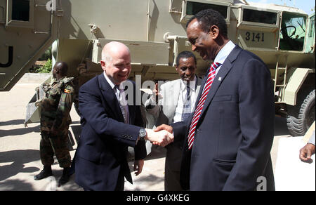 le secrétaire britannique aux Affaires étrangères William Hague est accueilli par le ministre des Affaires étrangères du TFG, Mahamed Mahamud Haji Ibrahim, à la Maison d'État de Villa Somalie, à Mogadiscio, en Somalie, lors d'une visite dans l'État déchiré par la guerre. Banque D'Images