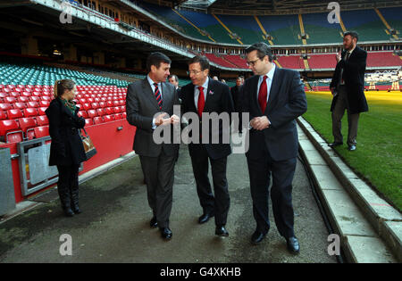 Le chef de l’exécutif du WRU Roger Lewis, le directeur du sport du CIO Gilbert Felli et le ministre des sports de l’Assemblée galloise Huw Lewis, se promènent sur le terrain pendant la visite du CIO et du LOCOG au Millennium Stadium, à Cardiff. Banque D'Images