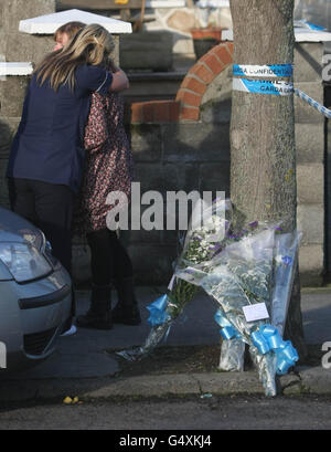 Amis et famille (noms non donnés) sur la scène du pub Cappagh Nua dans la région de Finglas dans le nord de Dublin où un homme, appelé localement Alan McNally, a été tué par balle à environ 1 heure du matin. Banque D'Images