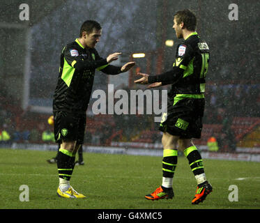 Ross McCormack, de Leeds United, célèbre le deuxième but avec Adam Clayton (à droite) lors du match de Champinoship de la npower football League à Ashton Gate, Bristol. Banque D'Images