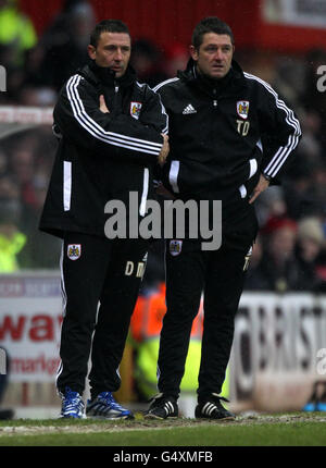 Derek McInnes, directeur de Bristol City (à gauche), et Tony Docherty, directeur adjoint, montrent leur déjection lors du match de Champinoship de la npower football League à Ashton Gate, Bristol. Banque D'Images