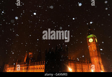 Une vue générale des chambres du Parlement et de Big Ben quand la neige tombe à Londres, comme les prévisionnistes avertissent des conditions météorologiques difficiles pendant le week-end. Banque D'Images