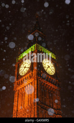 Une vue générale de Big Ben quand la neige tombe sur la place du Parlement, à Londres, alors que les prévisionnistes avertissent des conditions météorologiques difficiles pendant le week-end. Banque D'Images