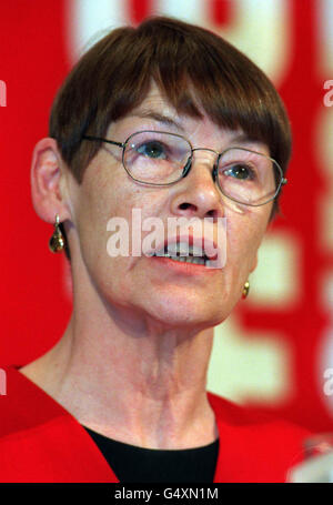 Glenda Jackson, députée travailliste, s'exprimait à la conférence de presse du travail au siège de l'élection du parti à Millbank à Londres. Banque D'Images