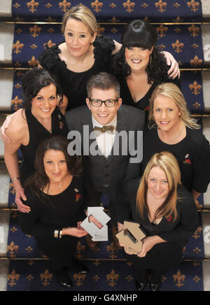 Gareth Malone (au centre) et le chœur des femmes militaires (dans le sens des aiguilles d'une montre à partir du haut à gauche) Michelle Van Crugton, Laura Baldwin, Nicky Kenyon, Laura Thomson, Suzy Brady, Emma Williams) posent après avoir présenté un chèque dans le centre de Londres, à la Royal British Legion et les forces de la SSAFA aident après avoir tiré de l'argent de leur single numéro un, Où que vous soyez. PHOTO DE L'ASSOCIATION DE PRESSE lundi 6 février 2011. Le crédit photo devrait se lire : Anthony Devlin/PA Wire Banque D'Images