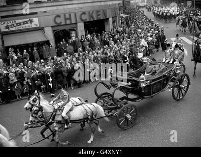 La reine Elizabeth II et le président Charles de Gaulle de France quittent la gare Victoria en une calèche sur leur trajet de procession jusqu'au palais de Buckingham. Banque D'Images