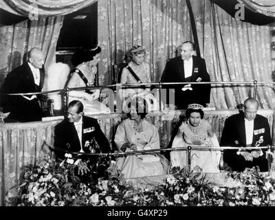 La scène dans la boîte royale au théâtre Aldwych, à Londres, avant le rideau se leva pour la représentation de gala d'État en l'honneur du roi Paul et de la reine Frederika des hellènes. De gauche à droite, au premier rang; le duc d'Édimbourg, la reine Frederika, la reine Elizabeth II et le roi Paul. Rangée arrière; M. Panayotis Pipinelis, ministre grec des Affaires étrangères; la princesse Marina, duchesse de Kent; la princesse royale; et le comte de Home, ministre britannique des Affaires étrangères. Banque D'Images