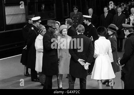 Le Président Mobutu du Zaïre et son épouse sont accueillis par la reine Elizabeth II dans le train royal Banque D'Images