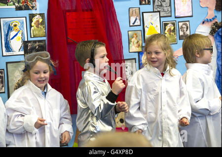 Les enfants (noms inconnus) se portent pour la reine Elizabeth II lorsqu'elle visite l'école de bébé et de pépinière de Dersingham à Kings Lynn, Norfolk, à l'occasion du 60e anniversaire de son accession au trône. Banque D'Images