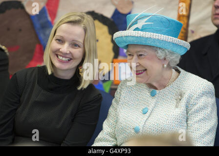 La reine Elizabeth II avec la professeure en chef Gayle Platt lorsqu'elle visite l'école Dersingham Infant and nursery School à Kings Lynn, Norfolk, à l'occasion du 60e anniversaire de son accession au trône. Banque D'Images