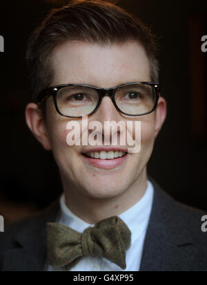 Gareth Malone pose pour les médias après avoir présenté un chèque dans le centre de Londres, à la Royal British Legion et SSAFA forces aider après avoir amasser de l'argent de leur numéro un unique, où que vous soyez Banque D'Images