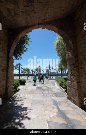 Les touristes par le biais de portail avec une vue vers l'eau et de palmiers sur Passeig Dalt Murada à Palma de Mallorca, Espagne. Banque D'Images