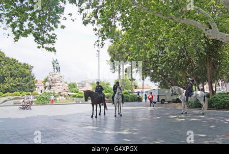 Braves hommes sur des chevaux, de la sculpture et des policiers, à Palma de Majorque, îles Baléares, Espagne le 19 mai 2016. Banque D'Images