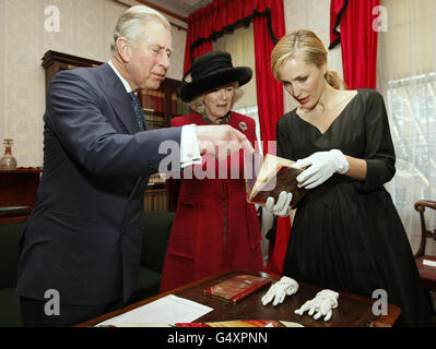 L'actrice Gillian Anderson présente une première édition d'un livre Charles Dickens, avec les annotations de l'auteur, au Prince de Galles et à la Duchesse de Cornwall, lors d'une visite du Dickens Museum à Londres pour marquer le 200e anniversaire de la naissance de Charles Dickens. Banque D'Images