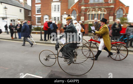 Des membres du club de vélo Pickwick à l'extérieur du musée Charles Dickens Birthplace à Portsmouth, à l'occasion du 200e anniversaire de sa naissance. Banque D'Images