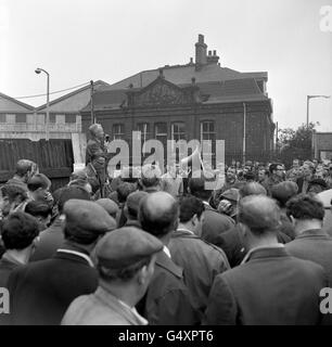 Jack Dash, président du comité de liaison non officiel des dockers, s'adressant à une réunion de masse des dockers de Londres sur le chemin Connaught, Silverton, porte du groupe Royal des docks. Banque D'Images