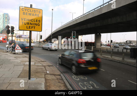 Une vue générale du rond-point de l'échangeur de Bow, à Bromley-by-Bow, dans l'est de Londres, alors que le premier des 500 intersections à être revu dans le cadre des changements visant à améliorer la sécurité du cycle ont été annoncés aujourd'hui, y compris des suggestions de donner aux vélos un « départ anticipé » aux feux de signalisation verts. Banque D'Images