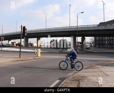 Une vue générale du rond-point de l'échangeur de Bow, à Bromley-by-Bow, dans l'est de Londres, alors que le premier des 500 intersections à être revu dans le cadre des changements visant à améliorer la sécurité du cycle ont été annoncés aujourd'hui, y compris des suggestions de donner aux vélos un « départ anticipé » aux feux de signalisation verts. Banque D'Images