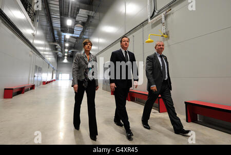 Le Premier ministre David Cameron (au centre) marche avec le président de Crossrail Terry Morgan (à droite) et la directrice des compétences de l'académie, Claire Parry, lors d'une visite à la Tunneling and Underground Construction Academy à l'est de Londres. Banque D'Images