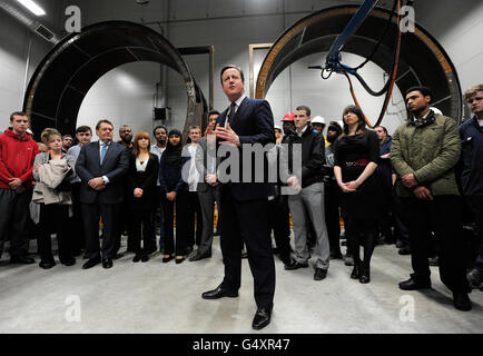Le Premier ministre David Cameron s'entretient avec des apprentis et des représentants lors d'une visite à la Tunneling and Underground Construction Academy, à l'est de Londres. Banque D'Images