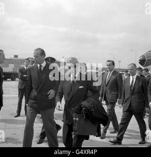 Le duc de Windsor, à droite, et son neveu, le duc de Kent, à l'aéroport d'Heathrow à l'arrivée du duc de Windsor de Paris pour assister aux funérailles de sa belle-sœur, la princesse Marina, duchesse de Kent, à la chapelle Saint-Georges, à Windsor. Banque D'Images