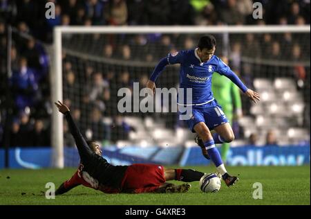 Hayden Mullins de Portsmouth (à gauche) et Keith Fahey de Birmingham City (à droite) bataille pour le ballon Banque D'Images