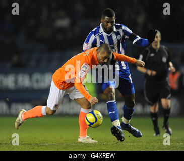 Football - FA Cup - quatrième tour Replay - Sheffield Wednesday v Blackpool - Hillsborough.Reda Johnson (à droite) de Sheffield Wednesday et Kevin Phillips (à gauche) de Blackpool se battent pour le ballon Banque D'Images