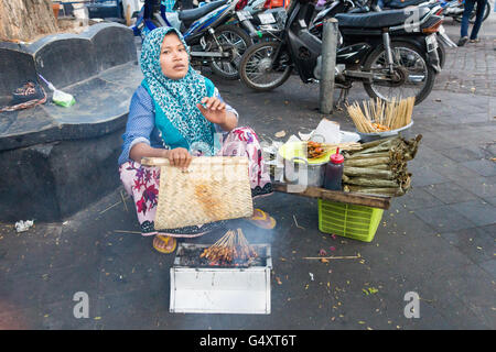 L'Indonésie, de Java, Yogyakarta, vendeur de rue sur la rue commerçante Malioboro Banque D'Images