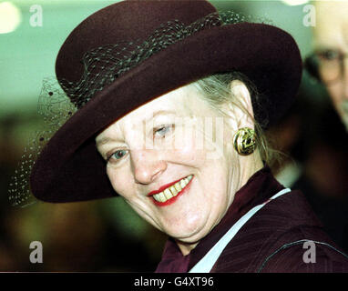 La Reine du Danemark arrive au Unilever Environment Centre, à Port Sunlight, sur le Wirral, lors d'une brève visite à Merseyside avec le Prince de Galles.* la reine Margrethe et son mari et sa consort, le prince Henrik, sont sur une courte visite d'État en Grande-Bretagne. Banque D'Images