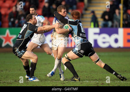 Gordon d'Arcy (au centre) de Leinster est attaqué par Graeme des Glasgow Warriors Morrison (à gauche) et Rob Harley (à droite) Banque D'Images