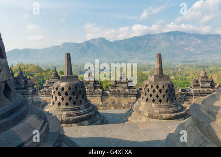 L'Indonésie, Java, Magelang, temple bouddhiste, le temple de Borobudur, stupas complexes Banque D'Images