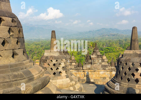 L'Indonésie, Java, Magelang, temple bouddhiste, le temple de Borobudur, stupas complexes Banque D'Images