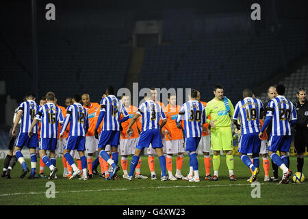 Football - FA Cup - quatrième tour Replay - Sheffield Wednesday v Blackpool - Hillsborough. Les équipes tremblent les mains avant le match Banque D'Images