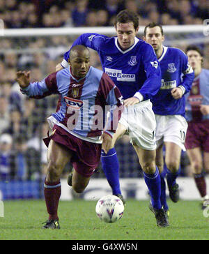 Julian Joachim (devant) de Aston Villa est chassé par David Weir d'Everton, lors de leur match de football de la finale du quart de coupe FA à Goodison Park, Liverpool.* 25/6/01: Julian Joachim, attaquant de la Villa Aston, a été autorisé à ouvrir des discussions avec Coventry City sur le déplacement joueur plus argent à Highfield Road. Banque D'Images