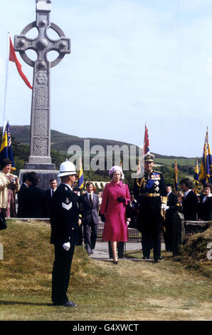 La reine Elizabeth II, accompagnée par le duc d'Édimbourg quand, en sa qualité de Seigneur de l'Homme, elle a assisté aux célébrations du millénaire du Tynwald, le législateur de l'île de Man. Il est prétendu être le plus ancien organe parlementaire continu du monde. Banque D'Images