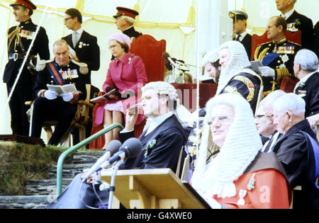 La reine Elizabeth II est assise aux côtés du gouverneur du Lt Sir John Paul (à gauche) quand, en sa qualité de Seigneur de l'Homme, elle a assisté à la séance en plein air annuelle du Tynwald, l'assemblée législative de l'île de Man.La cérémonie a été le point culminant des célébrations du millénaire de Tynwald.Il est prétendu être le plus ancien organe parlementaire continu du monde. Banque D'Images