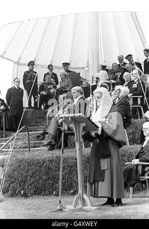 Image - La reine Elizabeth II visite à l'île de Man Banque D'Images