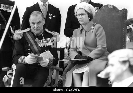 La reine Elizabeth II est assise aux côtés du gouverneur du Lt Sir John Paul (à gauche) quand, en sa qualité de Seigneur de l'Homme, elle a assisté à la séance en plein air annuelle du Tynwald, l'assemblée législative de l'île de Man.La cérémonie a été le point culminant des célébrations du millénaire de Tynwald.Il est prétendu être le plus ancien organe parlementaire continu du monde. Banque D'Images